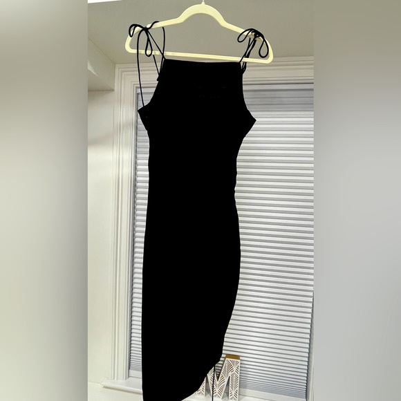 H&M Dresses & Skirts - HM BLACK DRESS 🖤